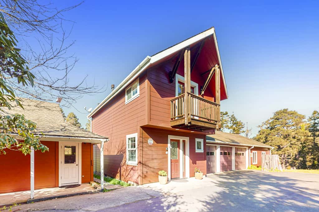 Prime Mendocino Retreat with Hot Tub & 2 Kitchens