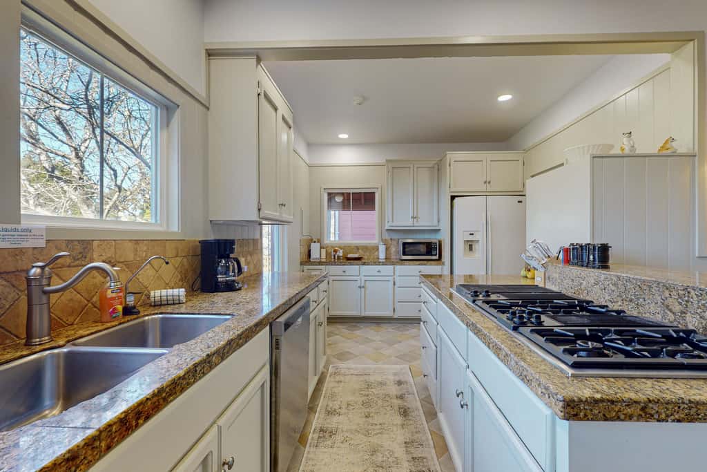 Prime Mendocino Retreat with Hot Tub & 2 Kitchens