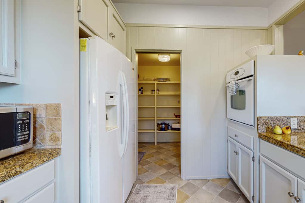 Prime Mendocino Retreat with Hot Tub & 2 Kitchens