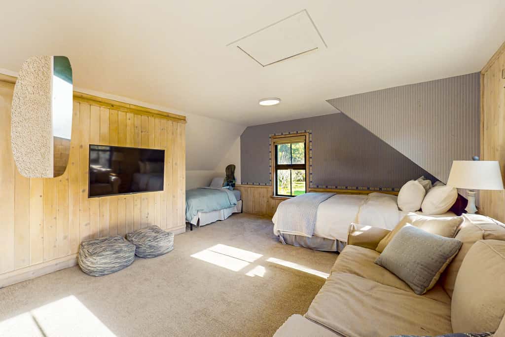 Prime Mendocino Retreat with Hot Tub & 2 Kitchens