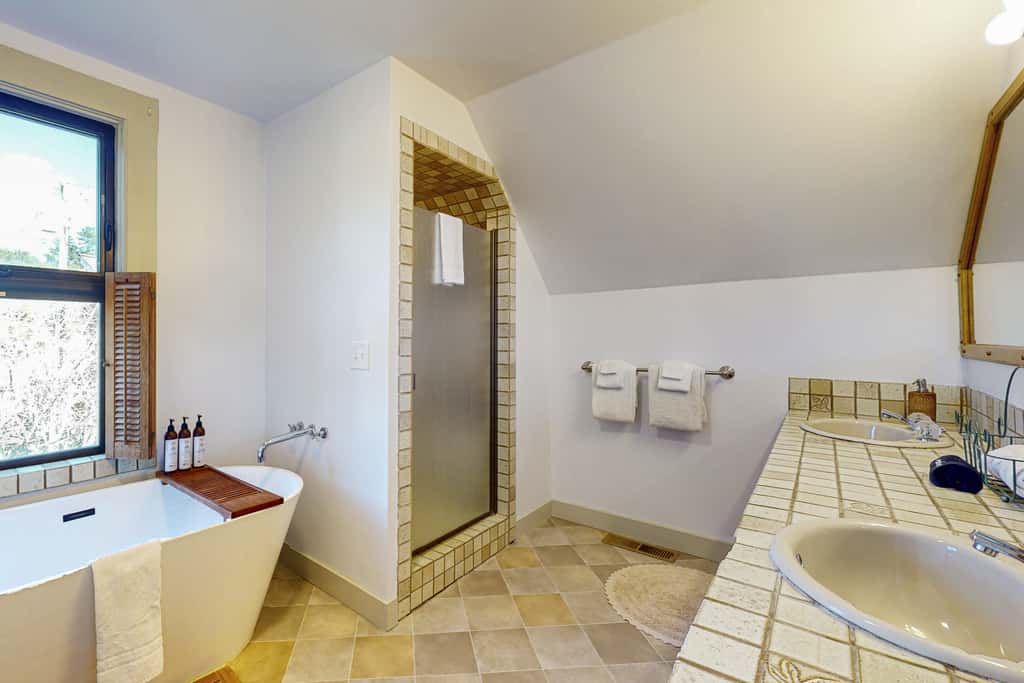 Prime Mendocino Retreat with Hot Tub & 2 Kitchens