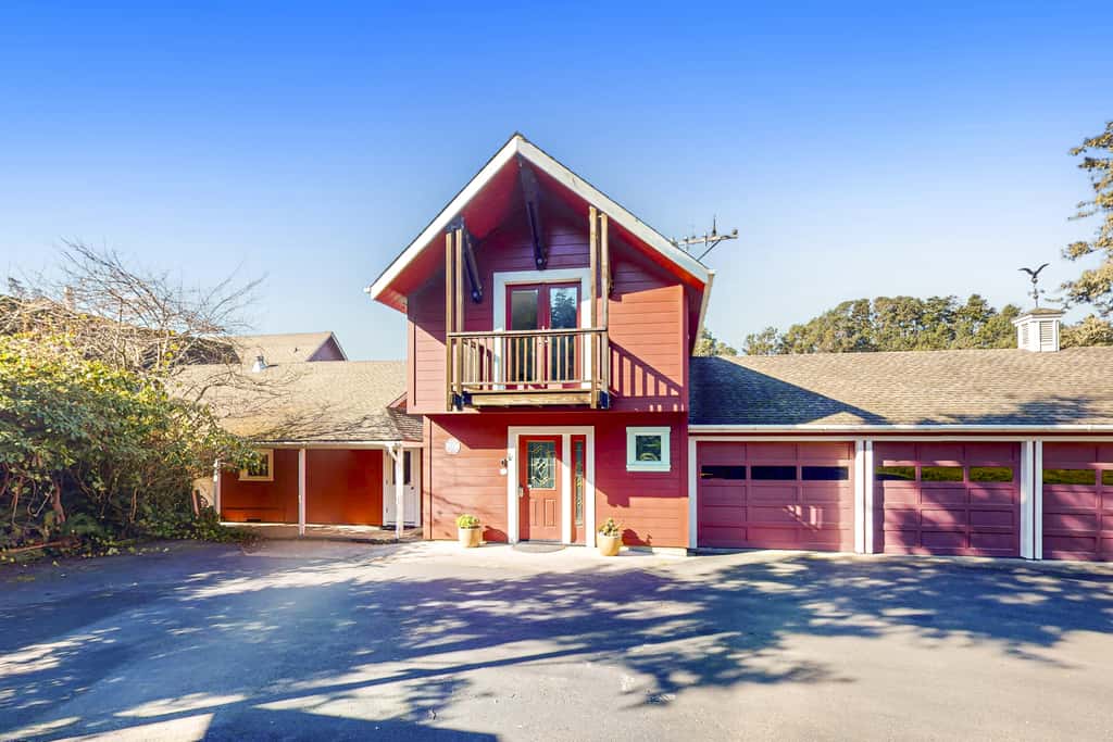 Prime Mendocino Retreat with Hot Tub & 2 Kitchens