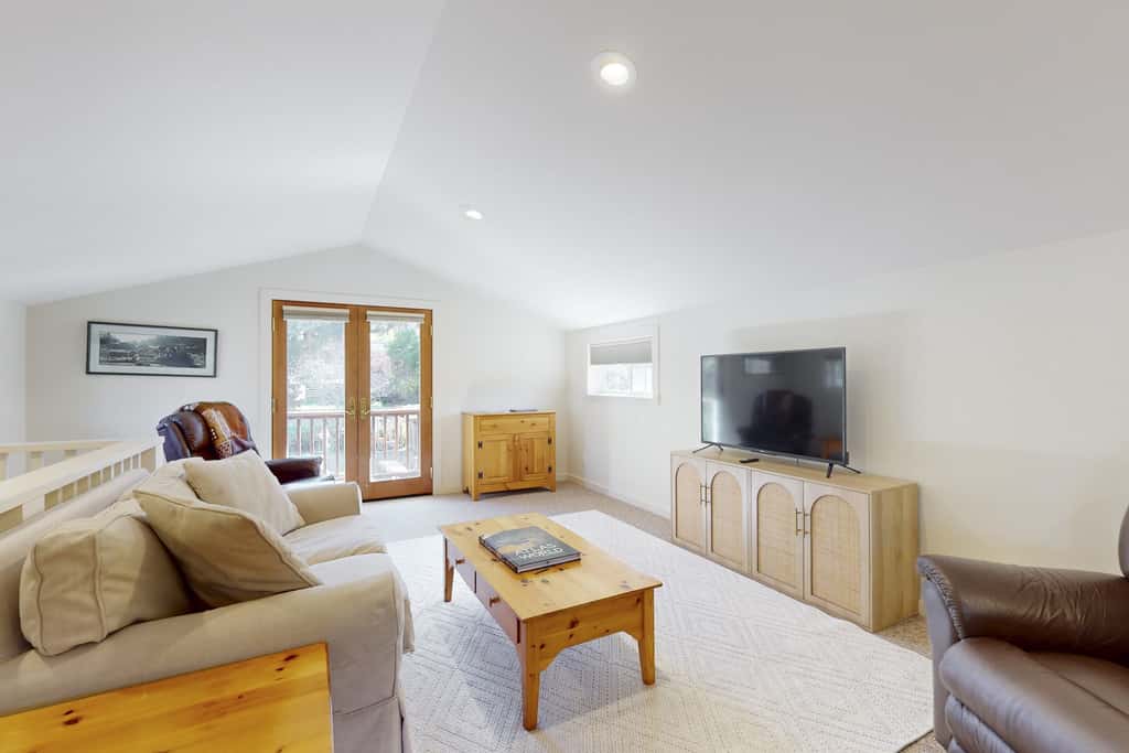 Prime Mendocino Retreat with Hot Tub & 2 Kitchens
