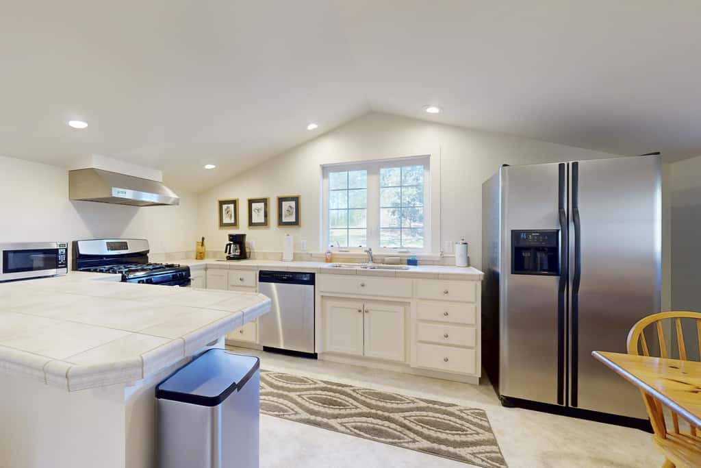 Prime Mendocino Retreat with Hot Tub & 2 Kitchens