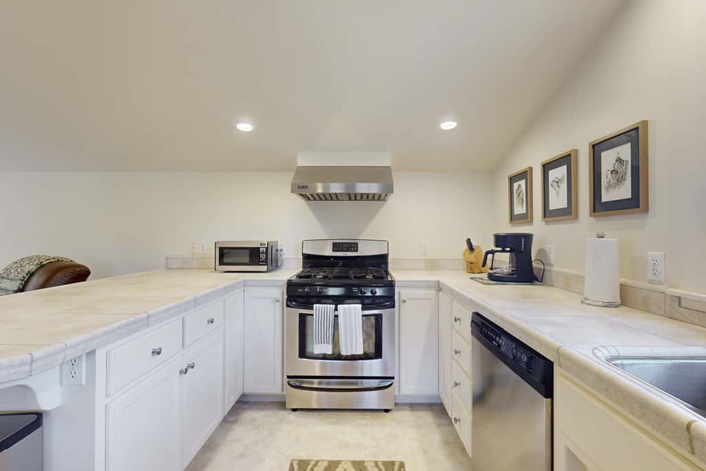Prime Mendocino Retreat with Hot Tub & 2 Kitchens