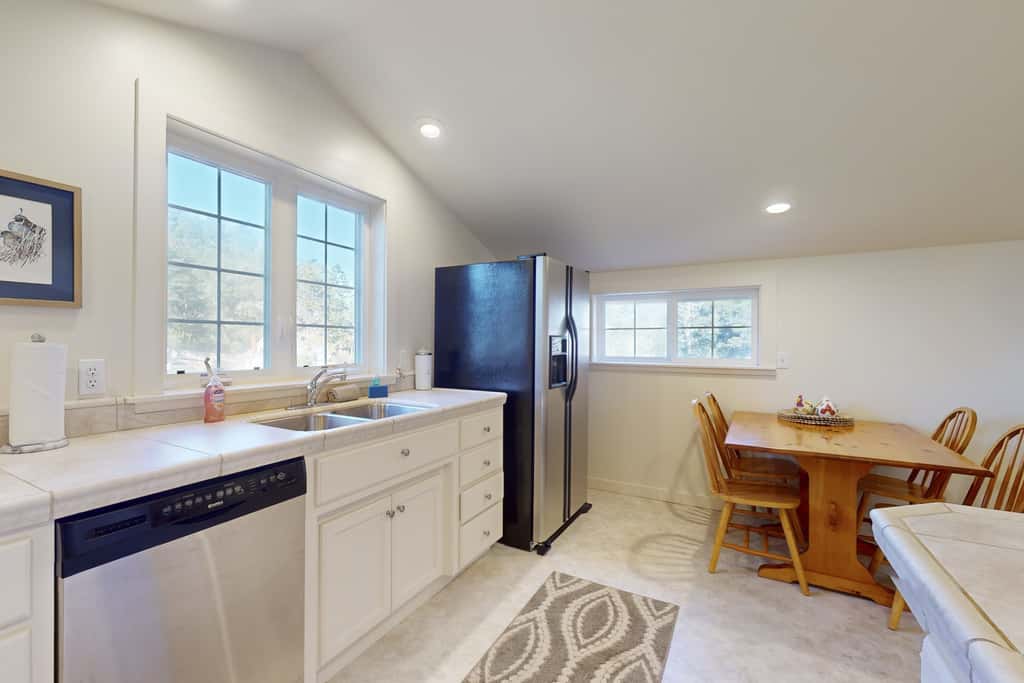 Prime Mendocino Retreat with Hot Tub & 2 Kitchens