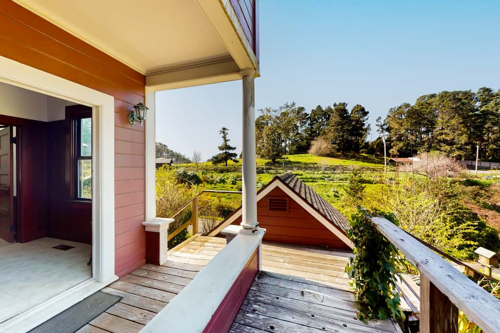 Prime Mendocino Retreat with Hot Tub & 2 Kitchens