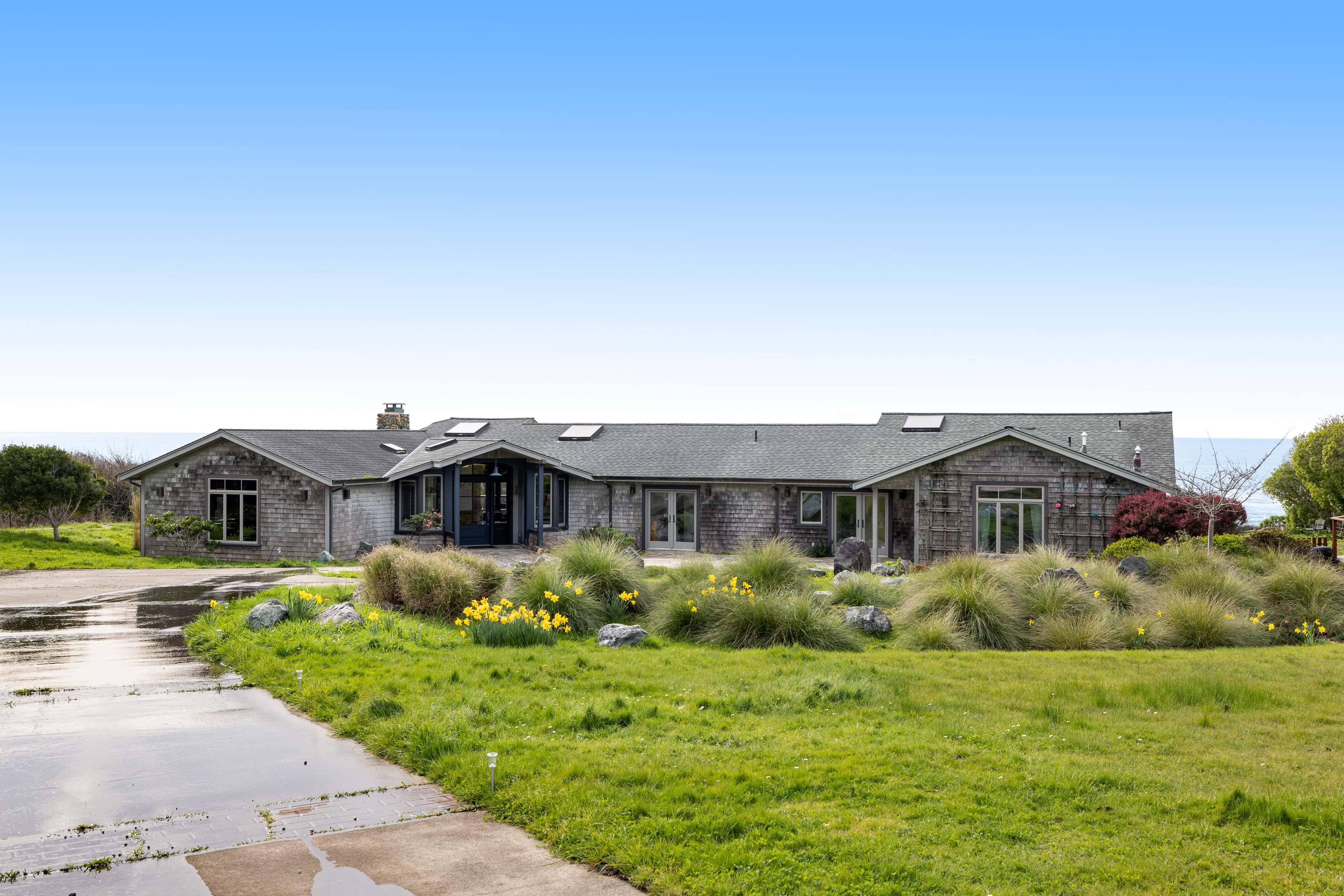 Remodeled oceanfront estate with Studio Cottage 