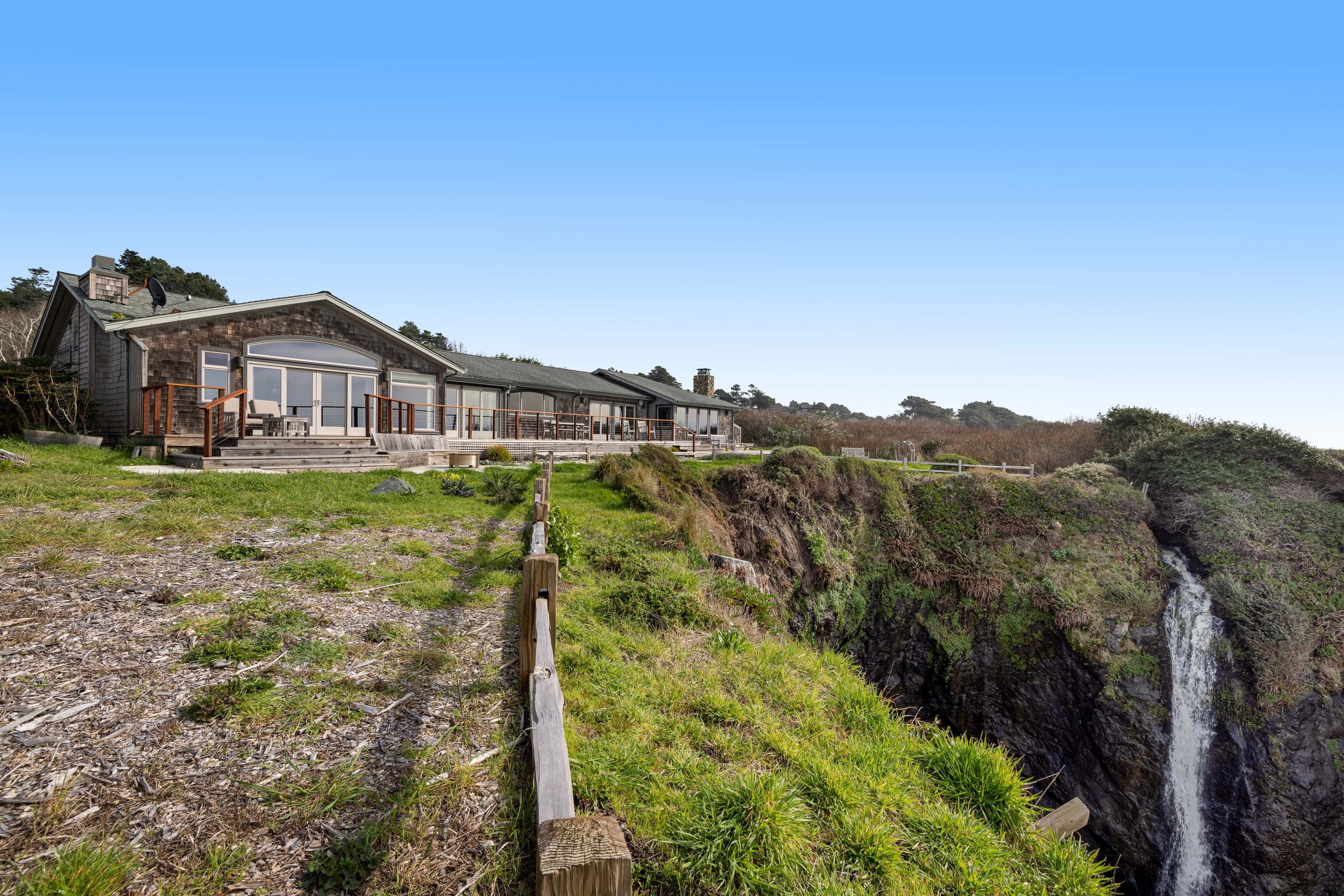 Remodeled oceanfront estate with Studio Cottage 