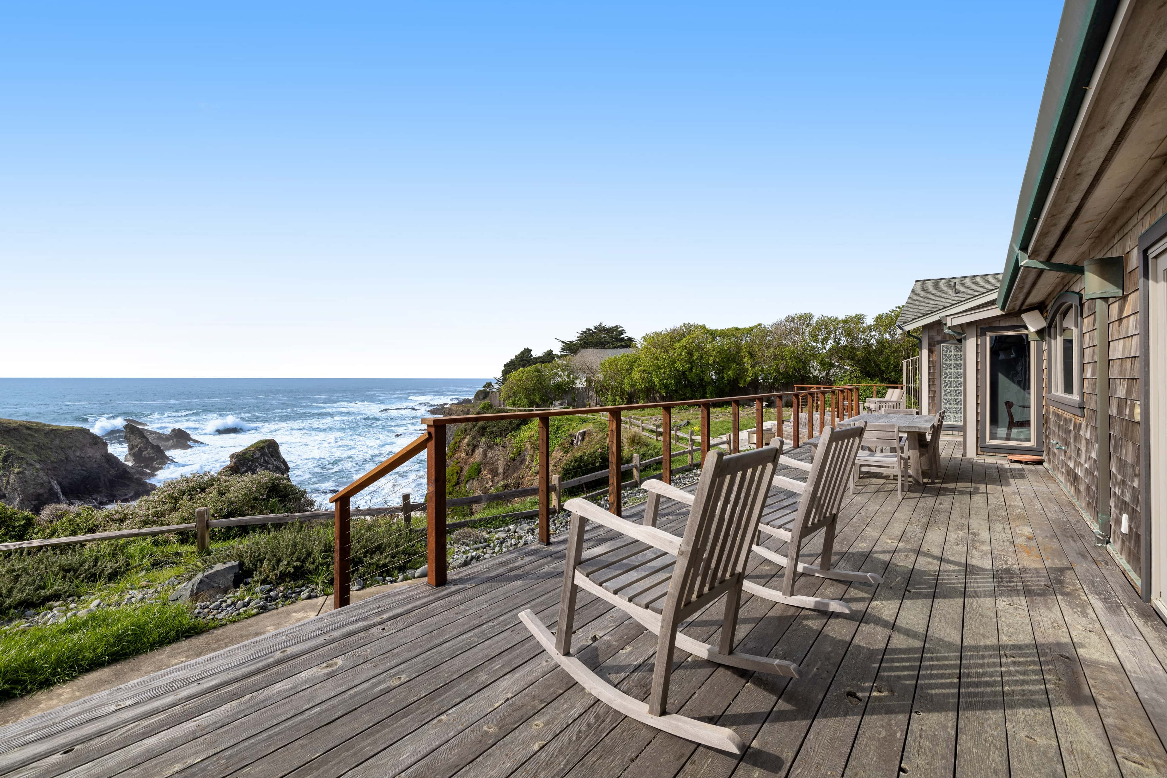 Remodeled oceanfront estate with Studio Cottage 