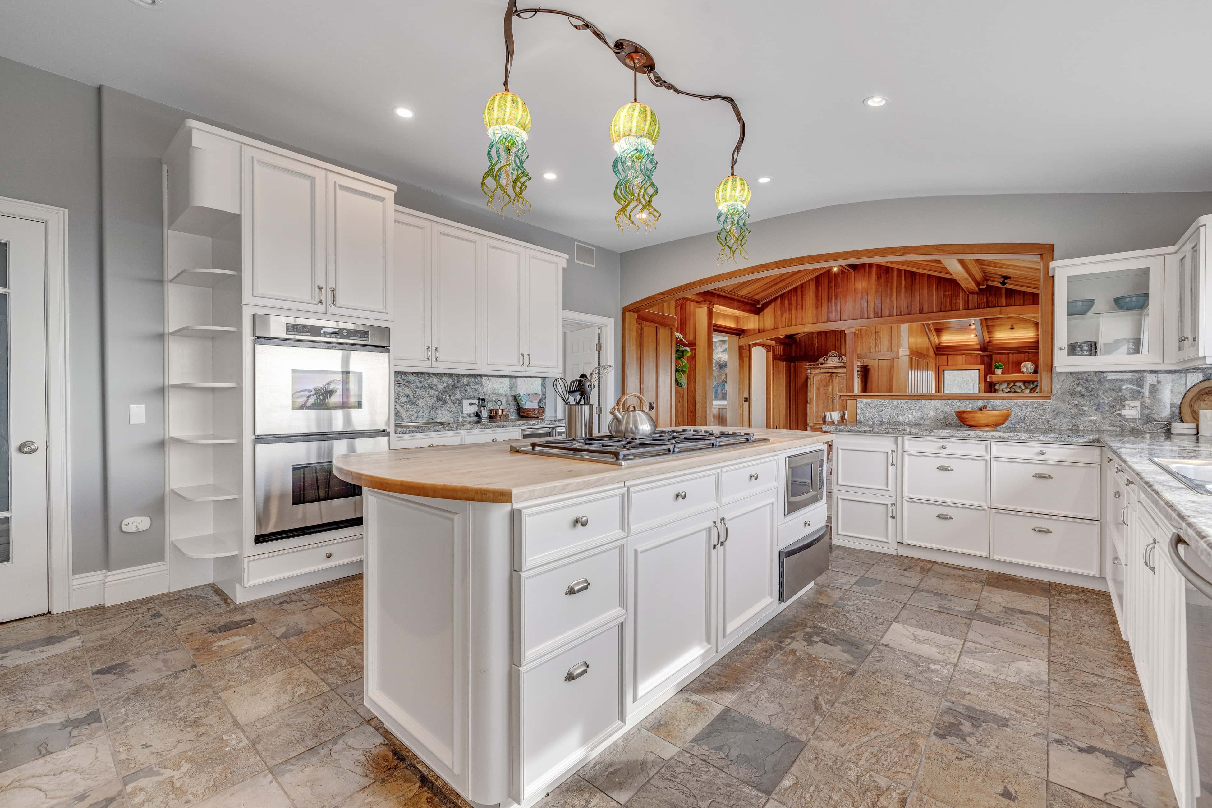 Remodeled oceanfront estate with Studio Cottage 