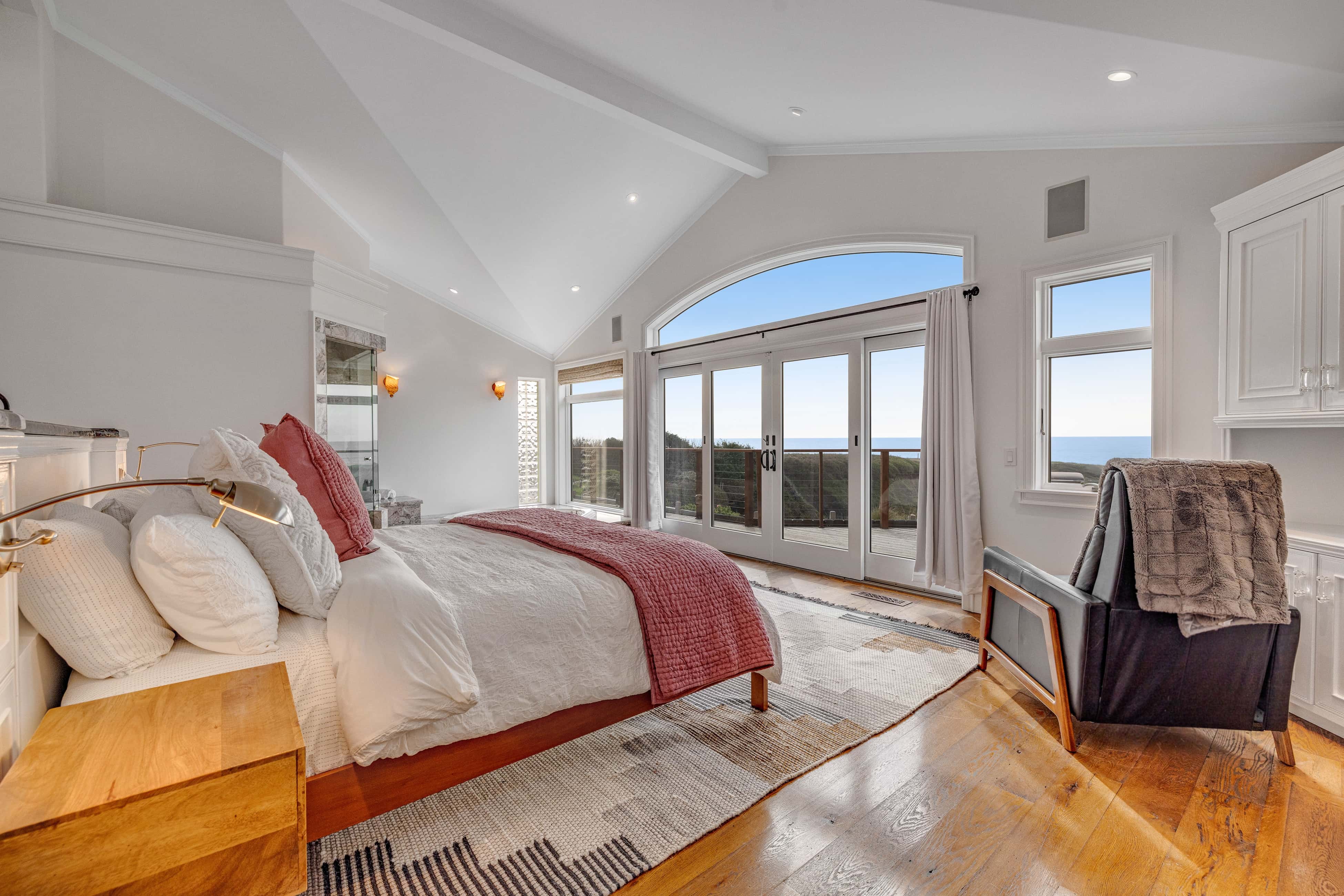 Remodeled oceanfront estate with Studio Cottage 