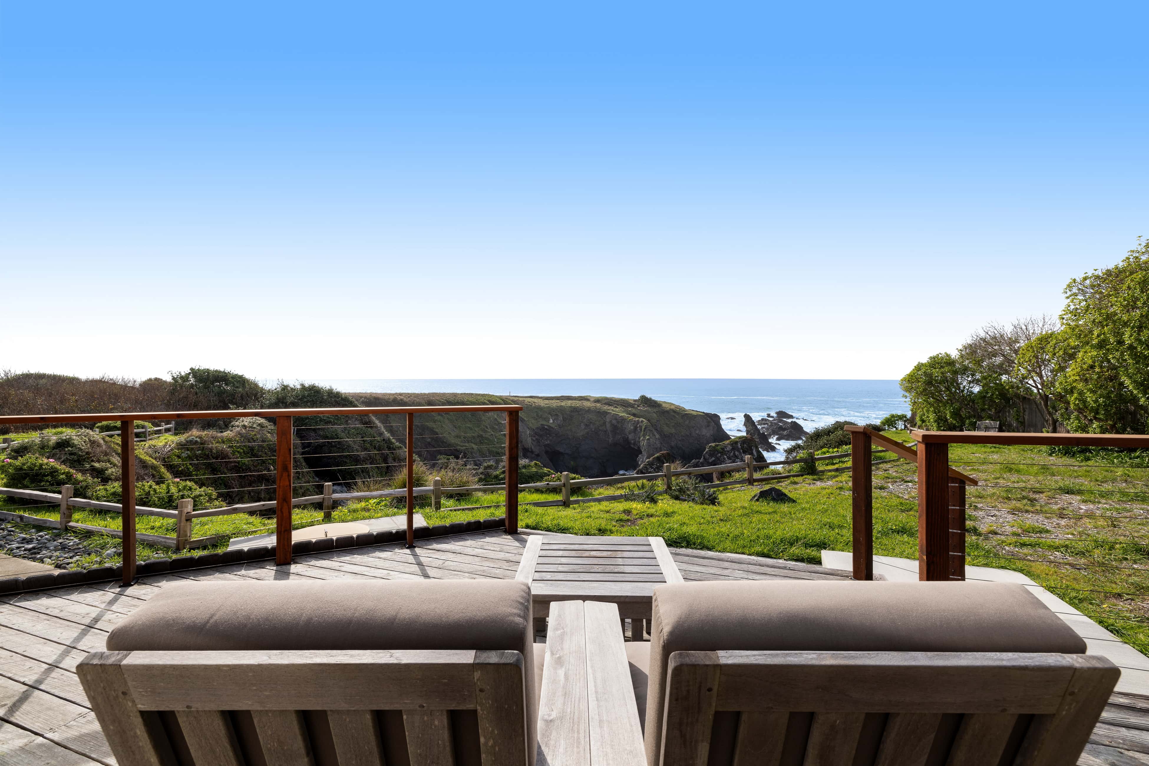 Remodeled oceanfront estate with Studio Cottage 