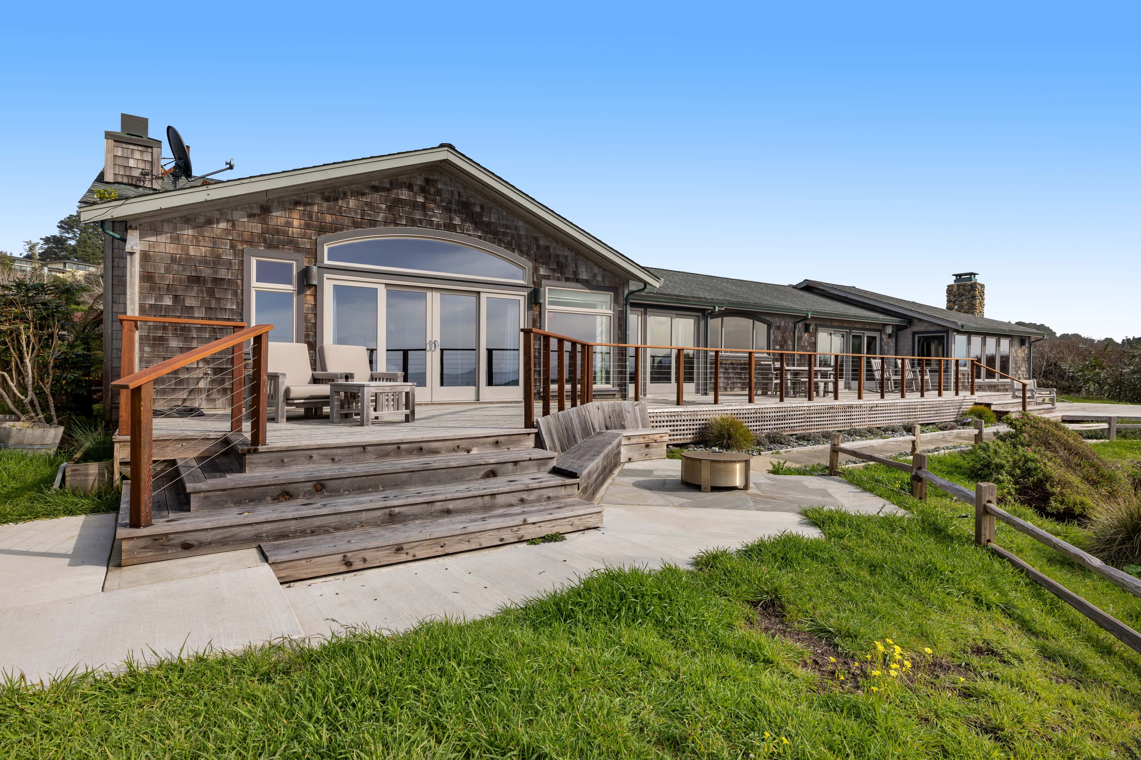 Remodeled oceanfront estate with Studio Cottage 