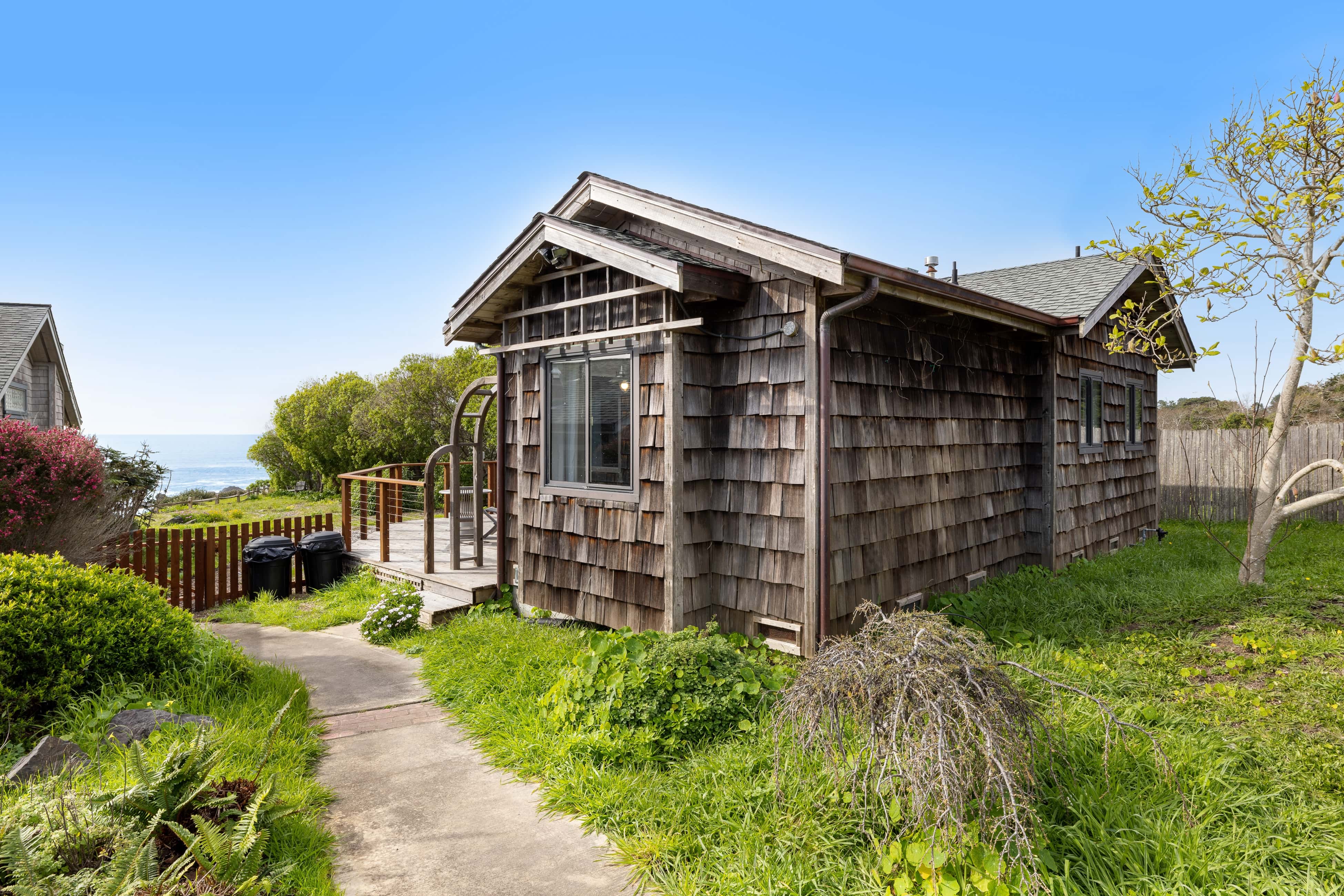Remodeled oceanfront estate with Studio Cottage 