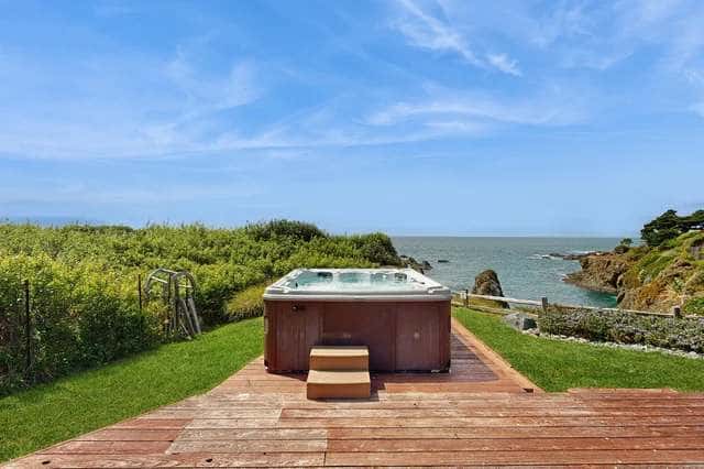Remodeled oceanfront estate with Studio Cottage 