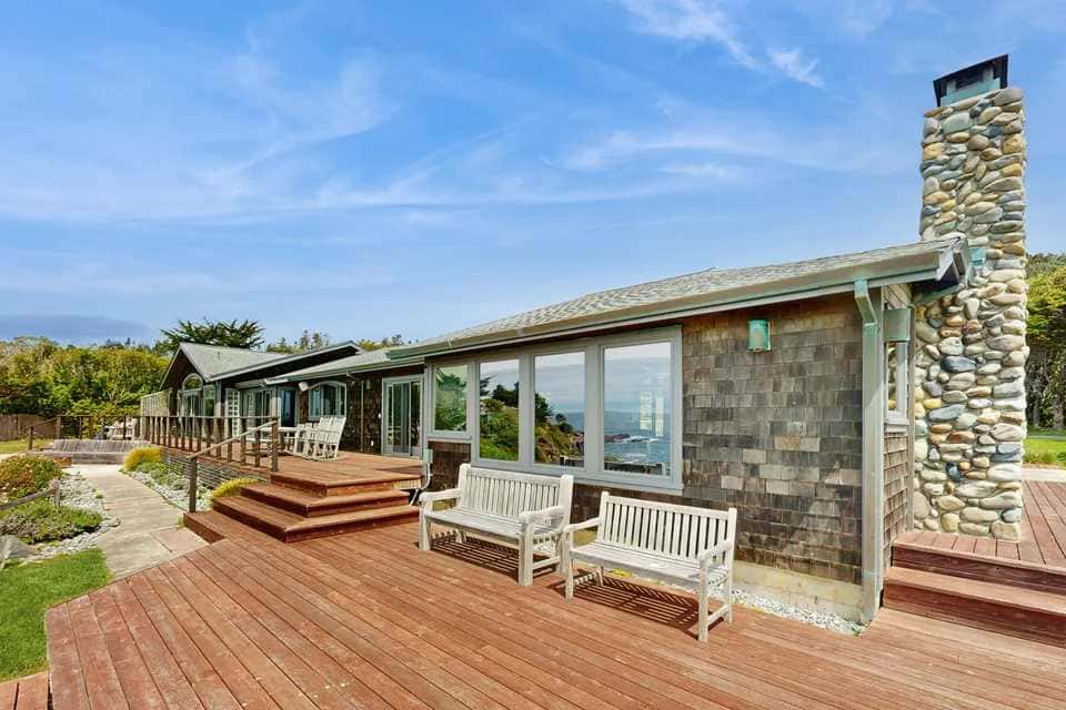 Remodeled oceanfront estate with Studio Cottage 