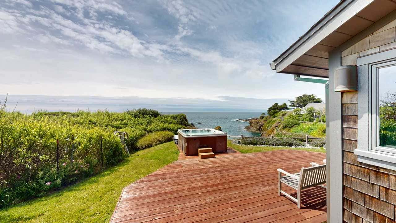 Remodeled oceanfront estate with Studio Cottage 