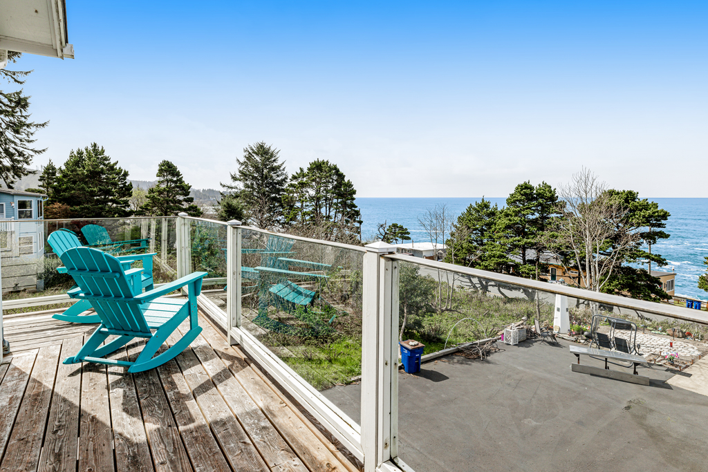Luxury Dog Friendly Home with Ocean Views Gas Fireplace Jetted Tub Deck