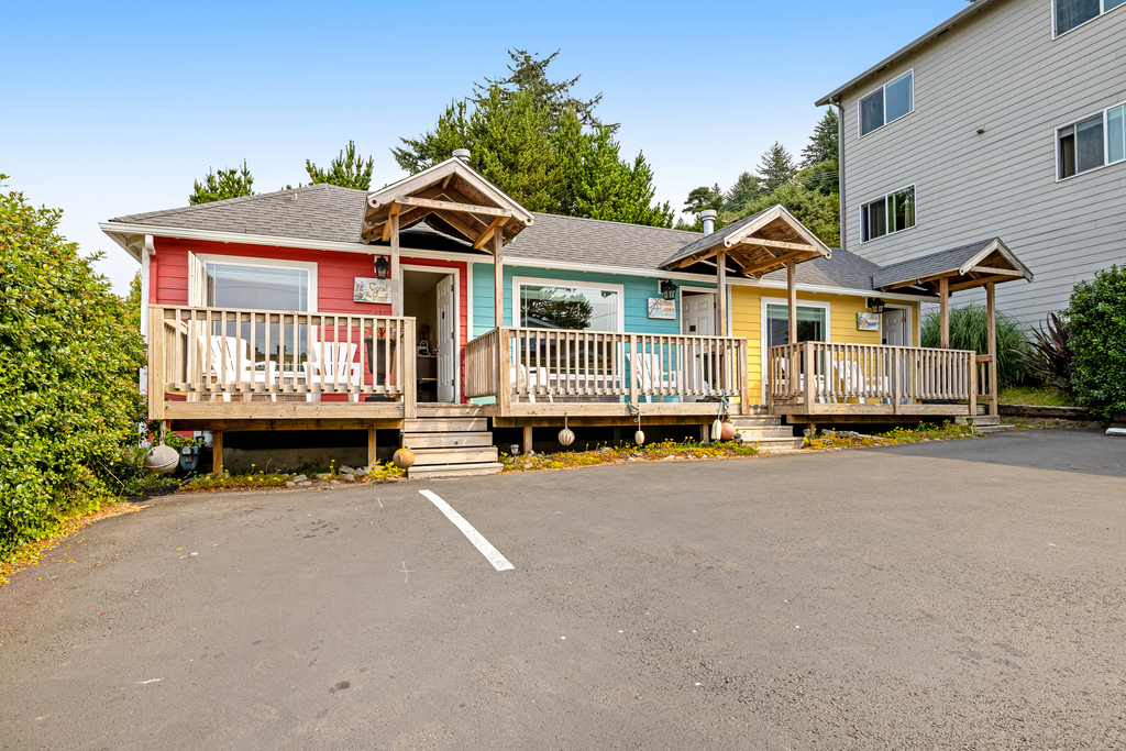 Dog Friendly Cabin near the Beach with Deck Gas Fireplace Kitchenette Free WiFi