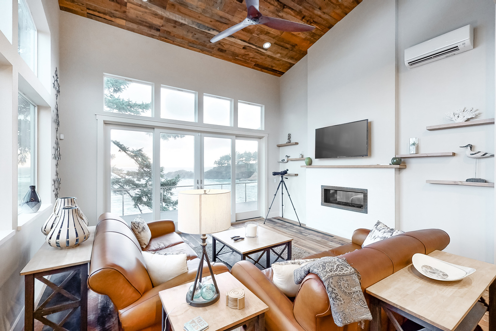 Dreamy oceanfront retreat with spacious deck and high speed WiFi dogs OK