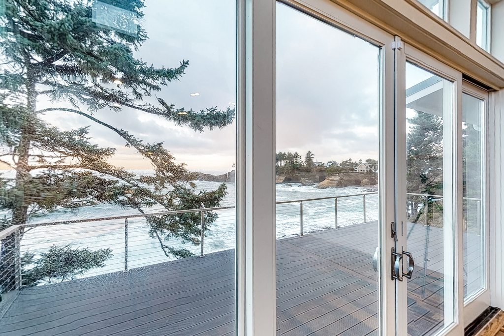 Stunning oceanfront retreat with gourmet kitchen and high speed WiFi dogs welcome