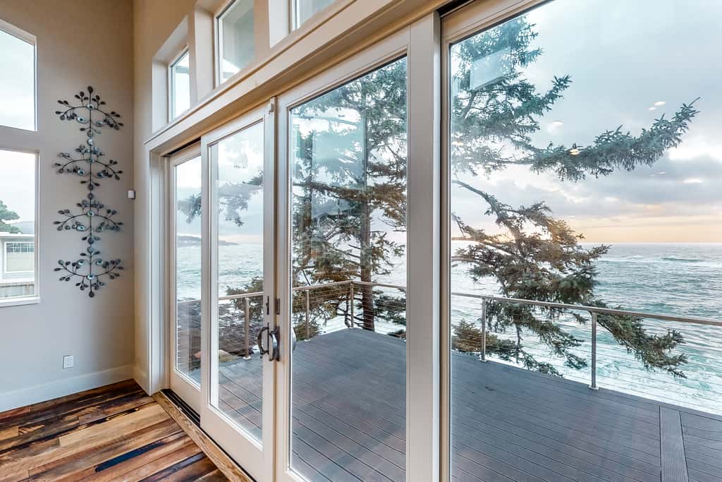 Stunning oceanfront retreat with gourmet kitchen and high speed WiFi dogs welcome