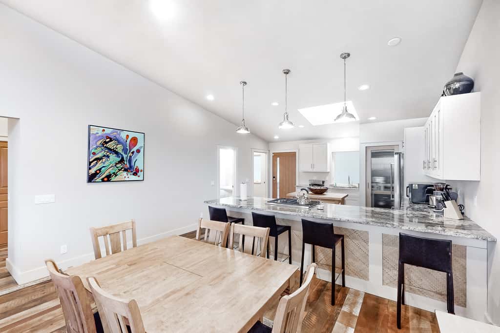 Stunning oceanfront retreat with gourmet kitchen and high speed WiFi dogs welcome