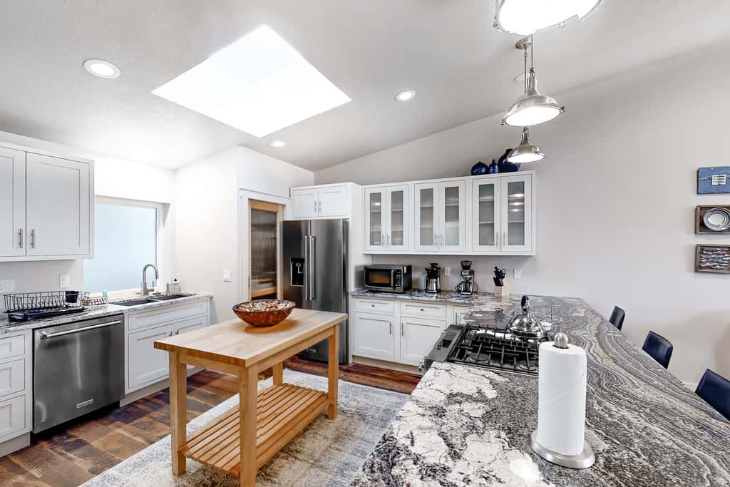 Stunning oceanfront retreat with gourmet kitchen and high speed WiFi dogs welcome