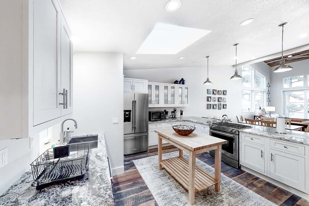 Stunning oceanfront retreat with gourmet kitchen and high speed WiFi dogs welcome