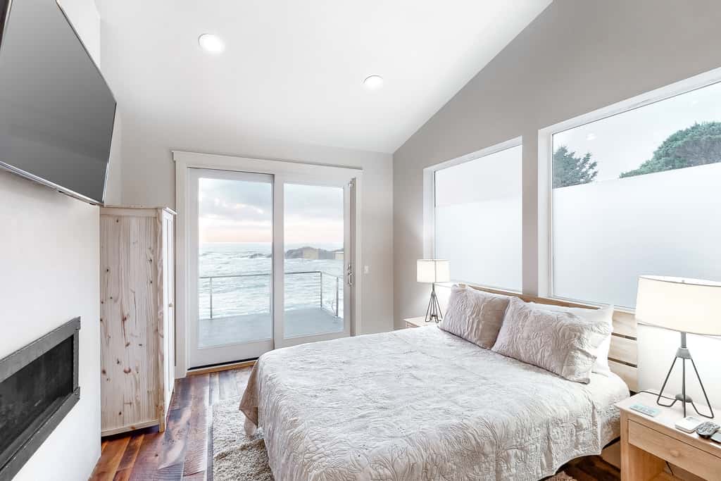 Stunning oceanfront retreat with gourmet kitchen and high speed WiFi dogs welcome
