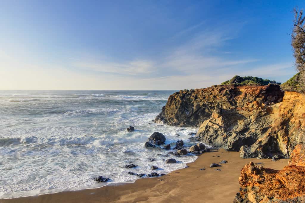 Stunning oceanfront retreat with gourmet kitchen and high speed WiFi dogs welcome