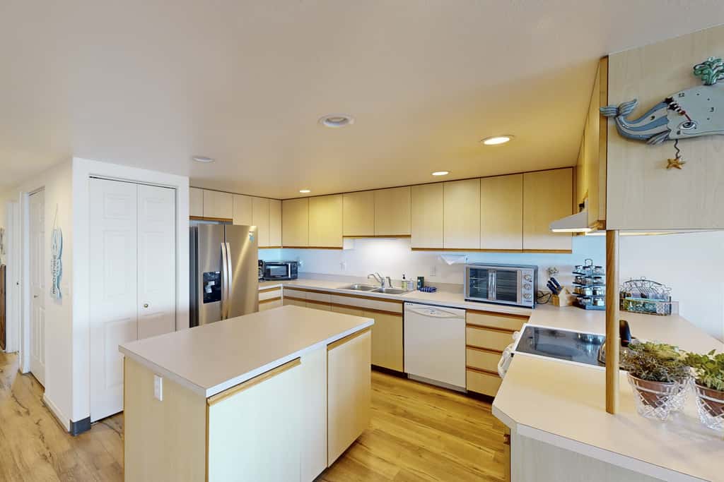 Dog Friendly Waterfront Loft with Seawall and Ocean Views One Block to Harbor