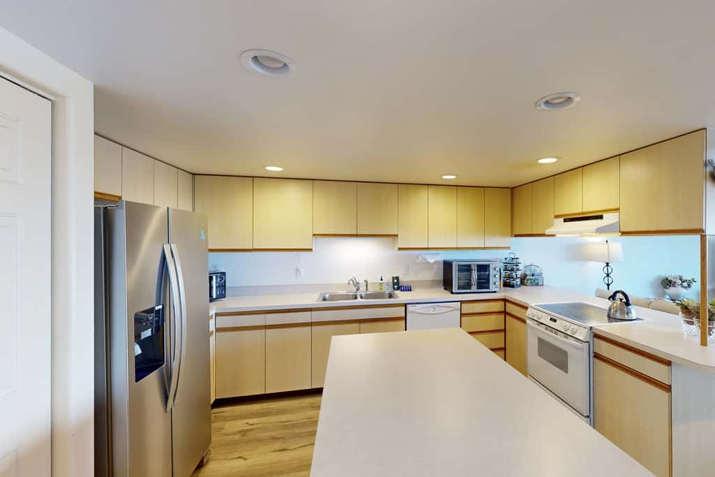 Dog Friendly Waterfront Loft with Seawall and Ocean Views One Block to Harbor