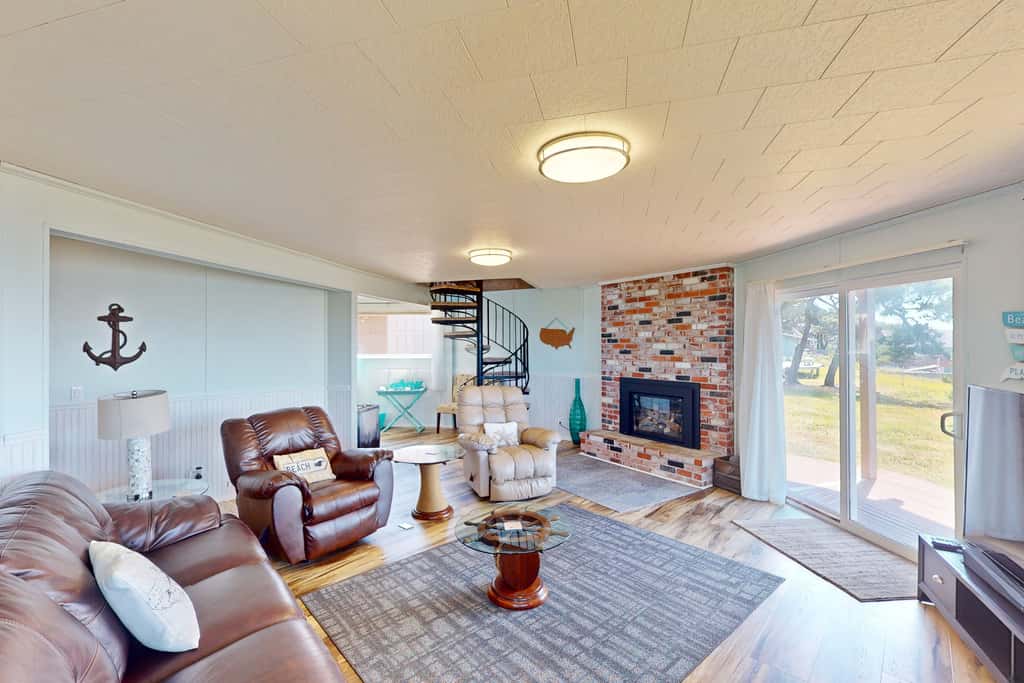 Dog friendly home with great decks and stunning ocean views