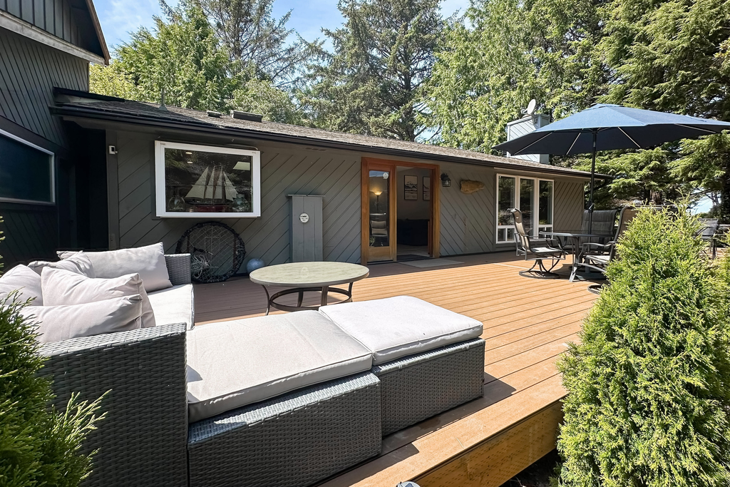 Cozy Depoe Bay retreat with ocean and beach access via trail