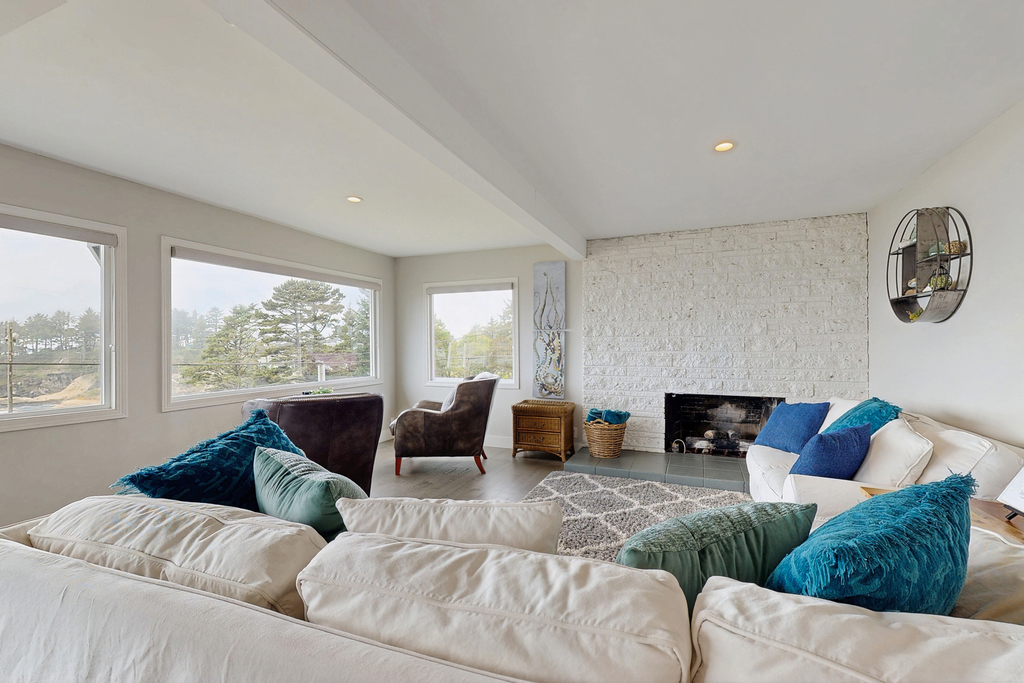Spectacular Dog Friendly Home with Panoramic Views Free WiFi Game Room Yard