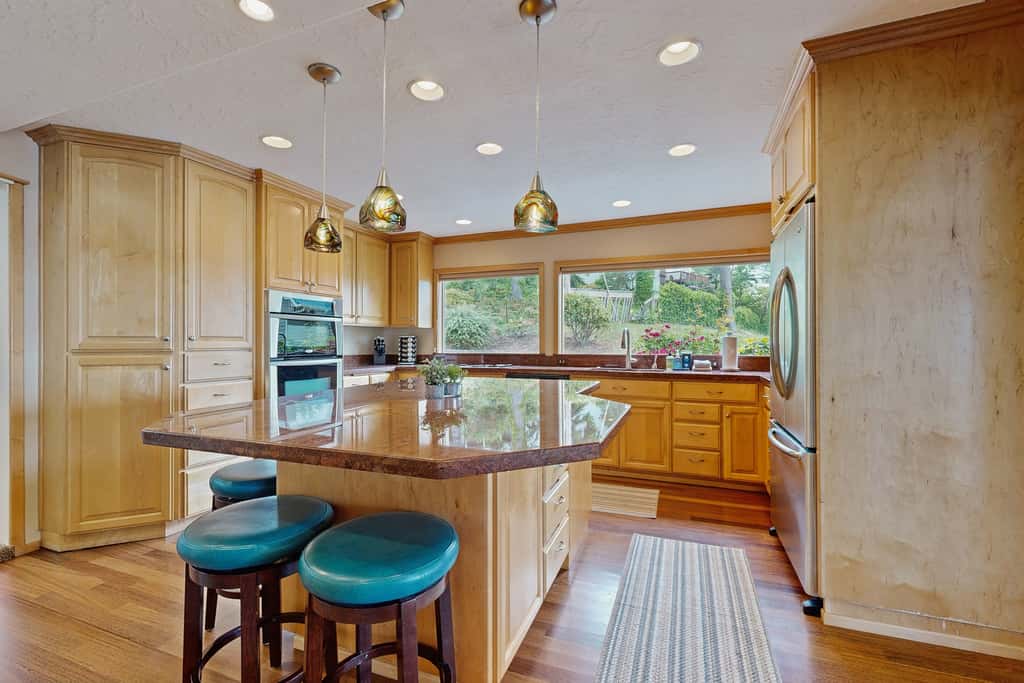 Spectacular Dog Friendly Home with Panoramic Views Free WiFi Game Room Yard