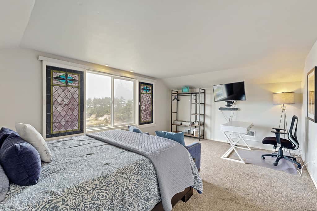Spectacular Dog Friendly Home with Panoramic Views Free WiFi Game Room Yard