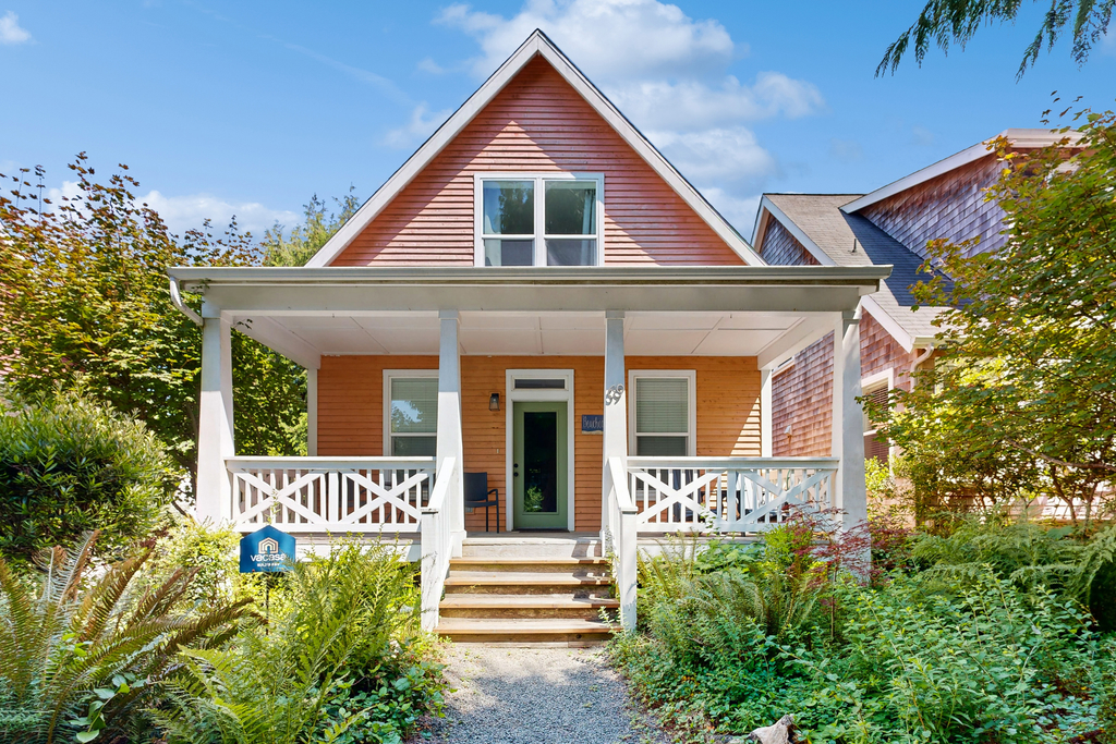 Bella Beach Home with private hot tub walk to beach park and cafe