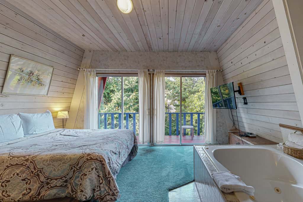 Fun and Unforgettable Beach House Dog friendly with a Great Location