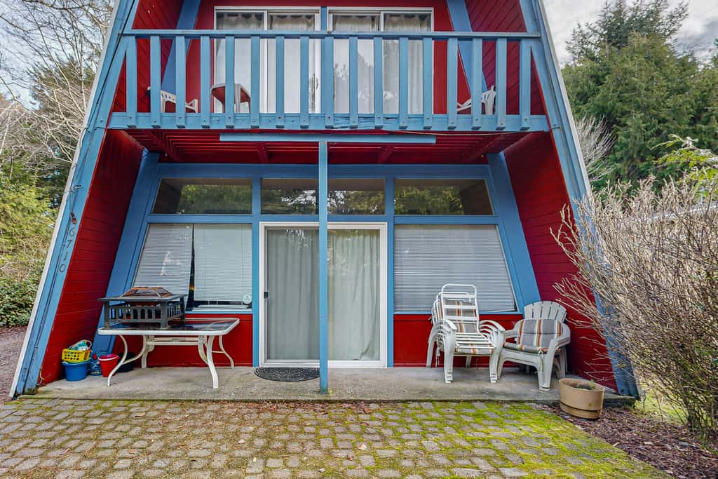 Fun and Unforgettable Beach House Dog friendly with a Great Location