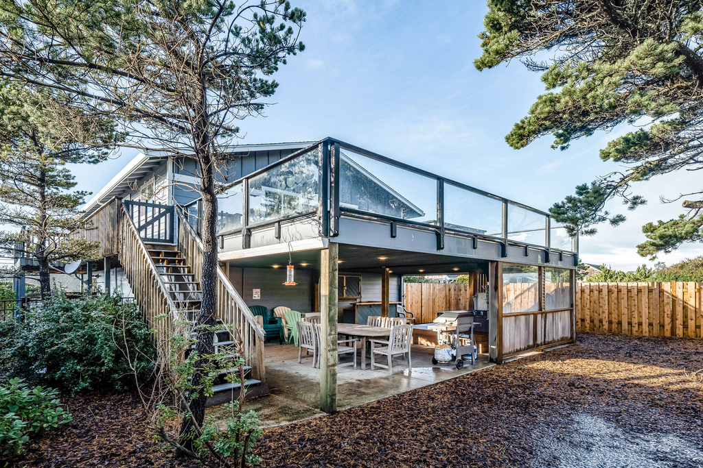 Family friendly house with ocean view and private hot tub walk to beach dogs OK