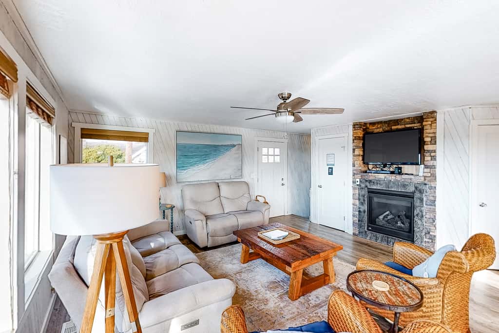 Family friendly house with ocean view and private hot tub walk to beach dogs OK