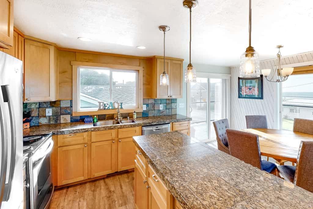 Family friendly house with ocean view and private hot tub walk to beach dogs OK