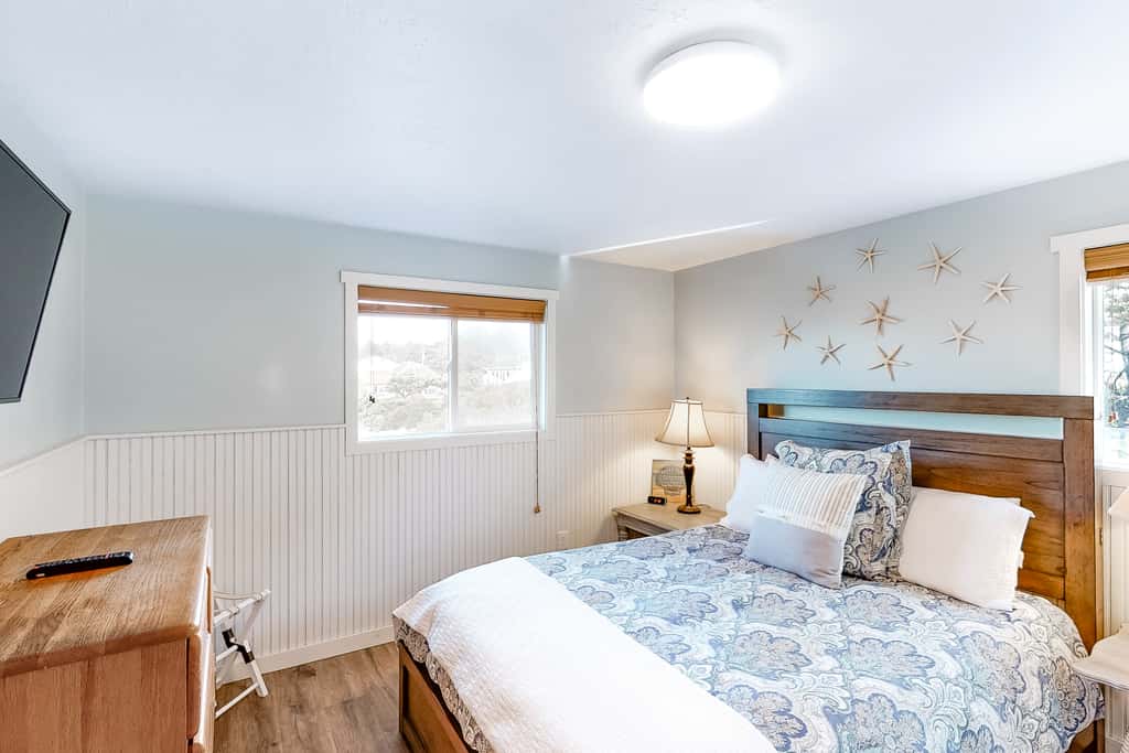 Family friendly house with ocean view and private hot tub walk to beach dogs OK