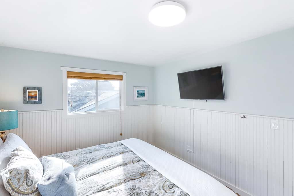 Family friendly house with ocean view and private hot tub walk to beach dogs OK