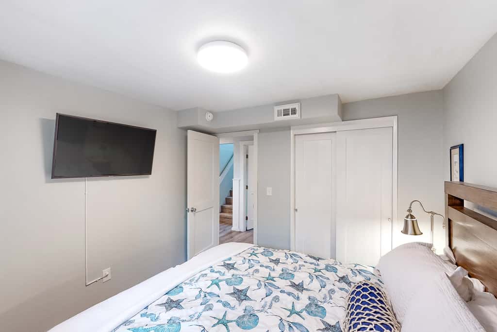 Family friendly house with ocean view and private hot tub walk to beach dogs OK