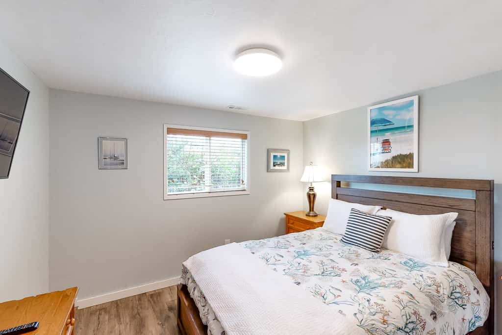 Family friendly house with ocean view and private hot tub walk to beach dogs OK