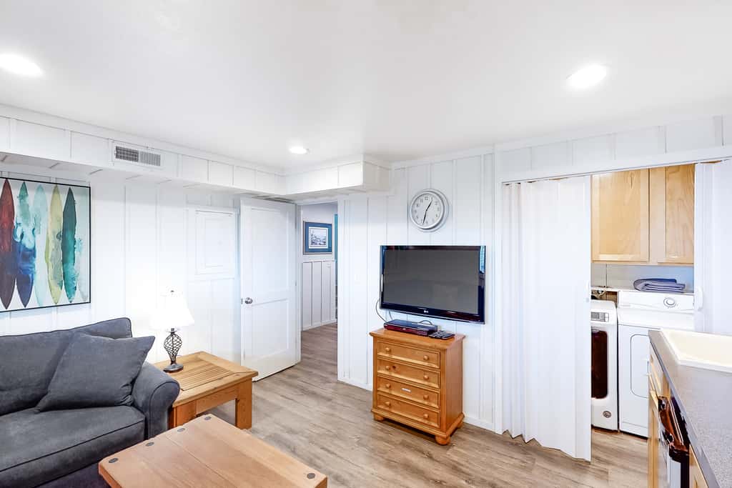 Family friendly house with ocean view and private hot tub walk to beach dogs OK